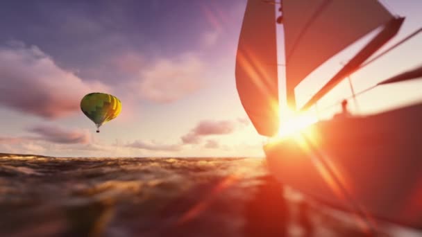 L'heure du coucher du soleil d'été, ballon à air et voile yacht — Video