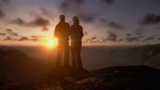 Pár na vrcholu hory, zblízka, timelapse slunce — Stock video