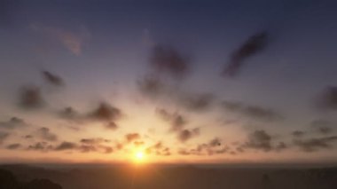 Bisikletçi dağın zirvesinde timelapse günbatımı, tilt aşağı