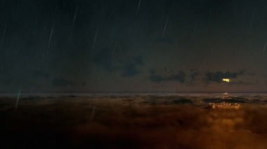 Gün batımında, fırtınalı hava okyanusta sinek üzerinde