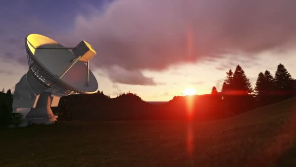 Satellit antenn på grön äng, timelapse solnedgång, kamera panorering — Stockvideo