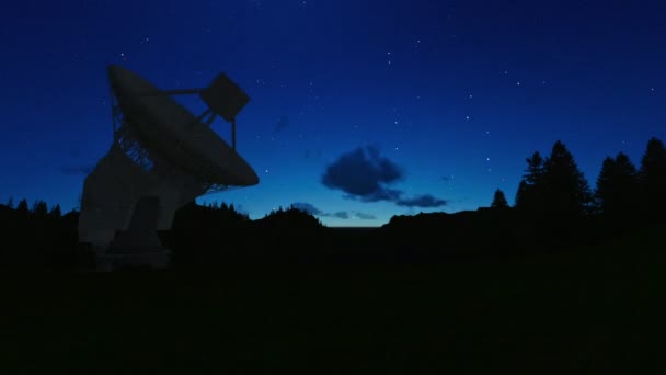 Satellietantenne op groene weide, timelapse nacht tot dag — Stockvideo
