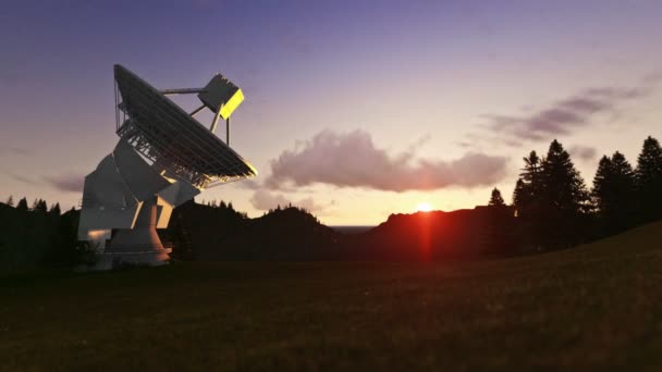 Vía satélite antena en verde prado, timelapse atardecer — Vídeo de stock