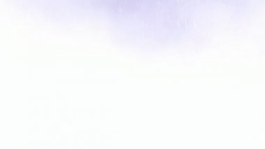 Bisikletçi ile yıldırım, fırtına dağın zirvesinde gökyüzünden eğimli