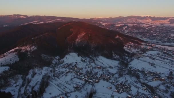 Schöner Sonnenuntergang über Bergdorf in Winter, Luftbild-Ansicht 4 — Stockvideo