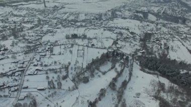 Kırsal köy günbatımı, kamera kaydırma, kışın üzerinden uçuş
