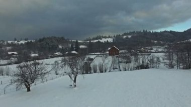 Kışın karlı tepelere uçan kırsal köy