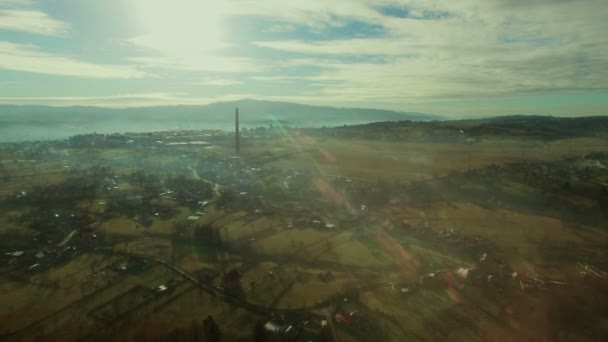 Пролетая над сельской местности деревне — стоковое видео