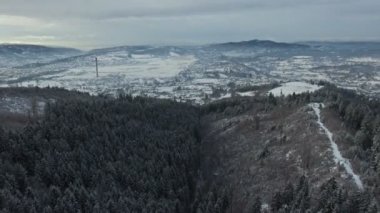 Forest hills ve kırsal köy kışın havadan görünümü