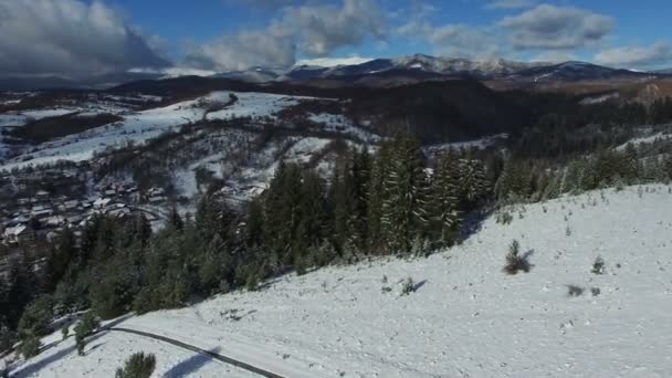 冬天，空中视图山村庄和白雪丘陵 — 图库视频影像