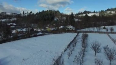 Uçuş Köyü ve kış tepelerde yukarıda