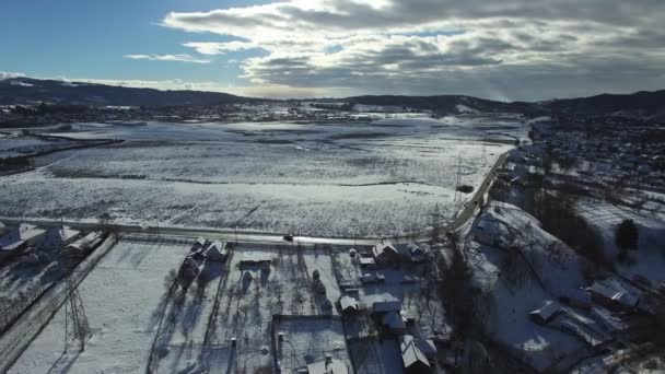 Vista aérea da área industrial e vila de montanha no inverno — Vídeo de Stock