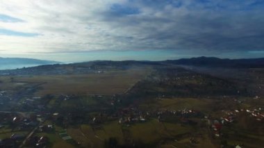 Kırsal köy üzerinde uçuş