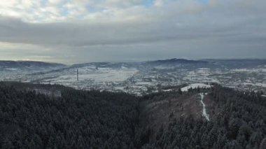 Uçuş kış tepelerde, dağ silsilesi ufukta