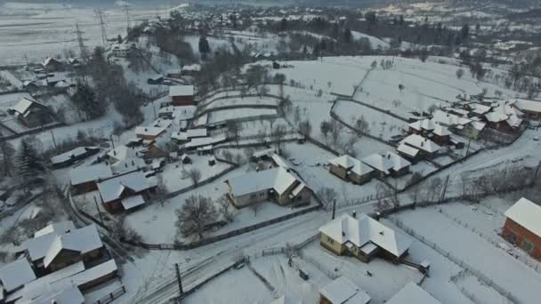 Aldeia de campo de cena de inverno, vista aérea, câmera decrescente — Vídeo de Stock