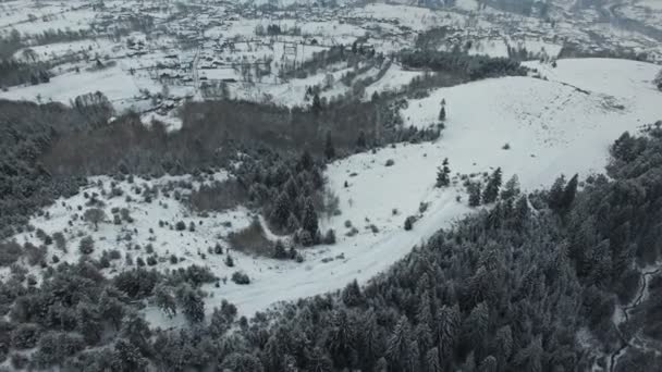 Winterszene, über Hügel und Wälder fliegen. Luftbild — Stockvideo