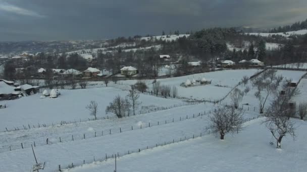 Winters tafereel, platteland dorp, luchtfoto — Stockvideo