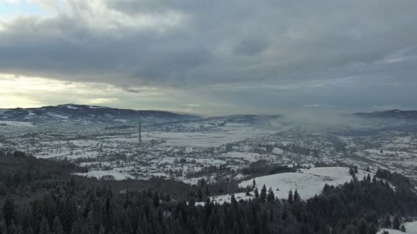 Escena de invierno, vista aérea sobre aldea de la campiña al atardecer — Vídeo de stock