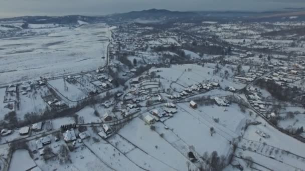 Scène d'hiver, village de campagne, vue aérienne, appareil photo panoramique