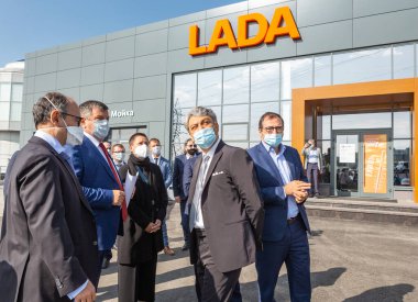 Togliatti, Rusya - 14 Eylül 2020: AVTOVAZ Yves Caracatzanis CEO 'su ve AVTOVAZ Olivier Mornet pazarlama müdürü Renault Luca de Meo' nun resmi ziyaret CEO 'su