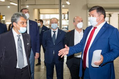 Togliatti, Rusya - 14 Eylül 2020: AVTOVAZ Yves Caracatzanis CEO 'su ve AVTOVAZ Olivier Mornet pazarlama müdürü Renault Luca de Meo' nun resmi ziyaret CEO 'su