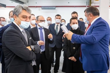 Togliatti, Rusya - 14 Eylül 2020: AVTOVAZ Yves Caracatzanis CEO 'su ve AVTOVAZ Olivier Mornet pazarlama müdürü Renault Luca de Meo' nun resmi ziyaret CEO 'su