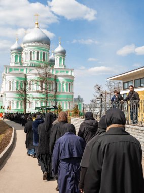 Diveevo, Rusya - 30 Nisan 2006: Kutsal Trinity Seraphim-Diveyevsky Manastırı. Manastır bölgesindeki dini tören sırasında ruhban sınıfı ve hacılar.