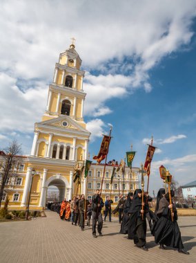Diveevo, Rusya - 30 Nisan 2006: Kutsal Trinity Seraphim-Diveyevsky Manastırı. Manastır bölgesindeki dini tören sırasında ruhban sınıfı ve hacılar.