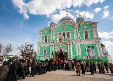 Diveevo, Rusya - 30 Nisan 2006: Kutsal Trinity Seraphim-Diveyevsky Manastırı. Manastır bölgesindeki dini tören sırasında ruhban sınıfı ve hacılar.