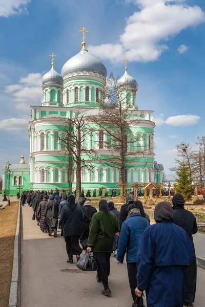 Baharda dalış. Kutsal Trinity Seraphim-Diveyevsky Manastırı. Manastır bölgesindeki dini tören sırasında ruhban sınıfı ve hacılar.