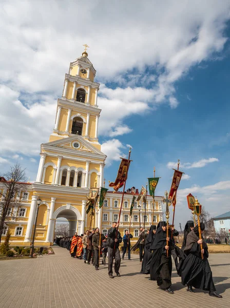 Diveevo, Rusya - 30 Nisan 2006: Kutsal Trinity Seraphim-Diveyevsky Manastırı. Manastır bölgesindeki dini tören sırasında ruhban sınıfı ve hacılar.