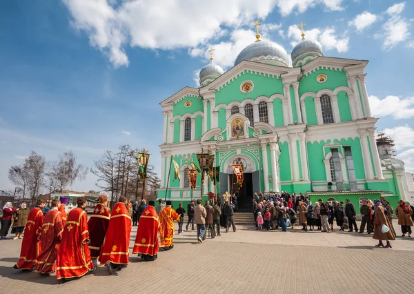 Diveevo, Rusya - 30 Nisan 2006: Kutsal Trinity Seraphim-Diveyevsky Manastırı. Manastır bölgesindeki dini tören sırasında ruhban sınıfı ve hacılar.