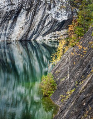 Rusya 'nın simgesi, Rusya' nın kuzeyindeki Karelia Cumhuriyeti 'nde mermer ocağı Ruskeala rezervi.