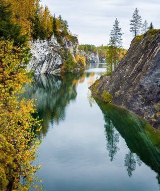 Rusya 'nın simgesi, Rusya' nın kuzeyindeki Karelia Cumhuriyeti 'nde mermer ocağı Ruskeala rezervi.