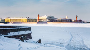 Romalı sütunlar - Vasilyevsky adasında Rostralnaya Kolonna. St. Petersburg manzarası. Rusya 'nın Neva şehrinde kış mevsimi
