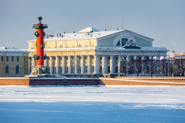 Romalı sütunlar - Vasilyevsky adasında Rostralnaya Kolonna. St. Petersburg manzarası. Rusya 'nın Neva şehrinde kış mevsimi