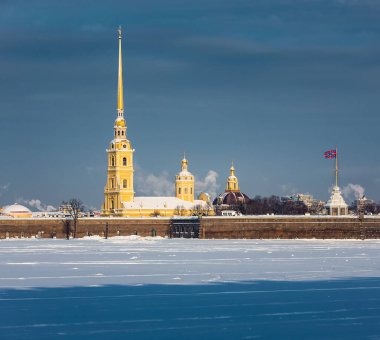 Zayachy Adası 'ndaki Peter ve Paul Kalesi. St. Petersburg manzarası. Rusya 'nın Neva şehrinde kış mevsimi