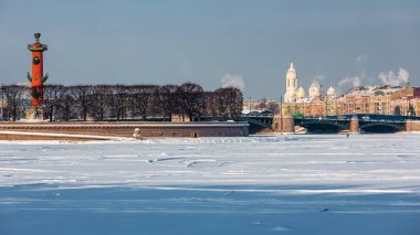 Romalı sütunlar - Vasilyevsky adasında Rostralnaya Kolonna. St. Petersburg manzarası. Rusya 'nın Neva şehrinde kış mevsimi