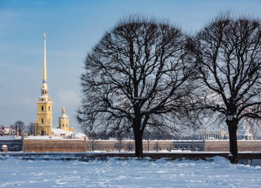 Zayachy Adası 'ndaki Peter ve Paul Kalesi. St. Petersburg manzarası. Rusya 'nın Neva şehrinde kış mevsimi