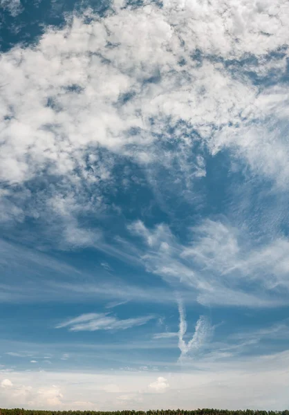 白い雲と美しい陽射しが雲の中を通り過ぎる空 太陽と雲と空の魔法の美しさ — ストック写真