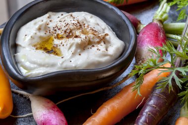 Humus ile çiğ sebzelerin kayrak üzerine