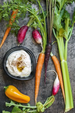 Humus ile çiğ sebzelerin üzerine kayrak dikey Üstten Görünüm