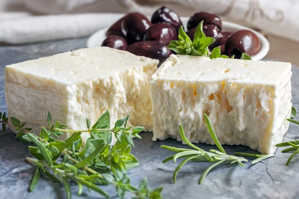 Queso de cabra con aceitunas negras y hierbas — Foto de Stock