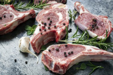 Ham Kuzu pirzola otlar üzerinde kayrak ile 