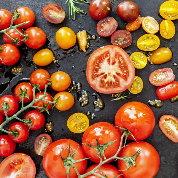 Tomates fond sur le métal noir — Photo