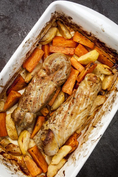 Lombo di maiale con patate dolci e mela — Foto Stock