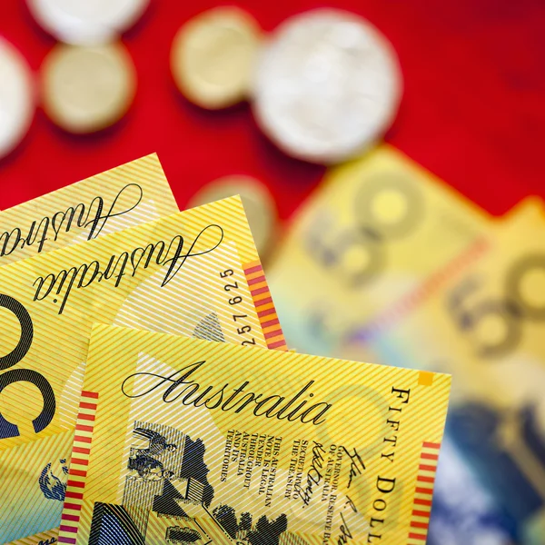 Australisches Geld vor rotem Hintergrund — Stockfoto