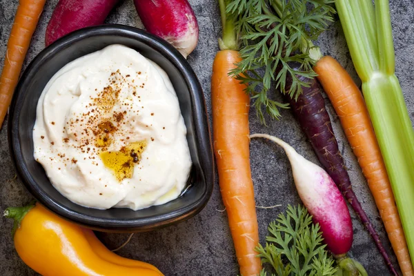 Hummus Trempez avec des légumes crus. Vue aérienne . — Photo
