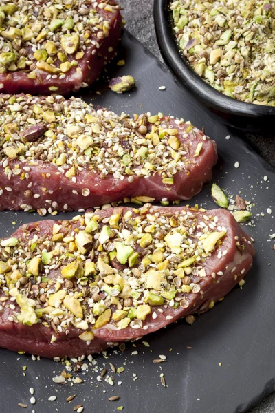 Surový jehněčí steaky připravené s pistáciovou Dukkah — Stock fotografie