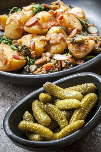 Aardappel en spinazie Hash met Cornichons en spek — Stockfoto